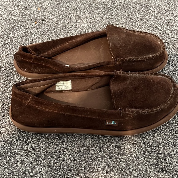 Womens Sanuk brand slip ons size 7 brown suede - Picture 2 of 11